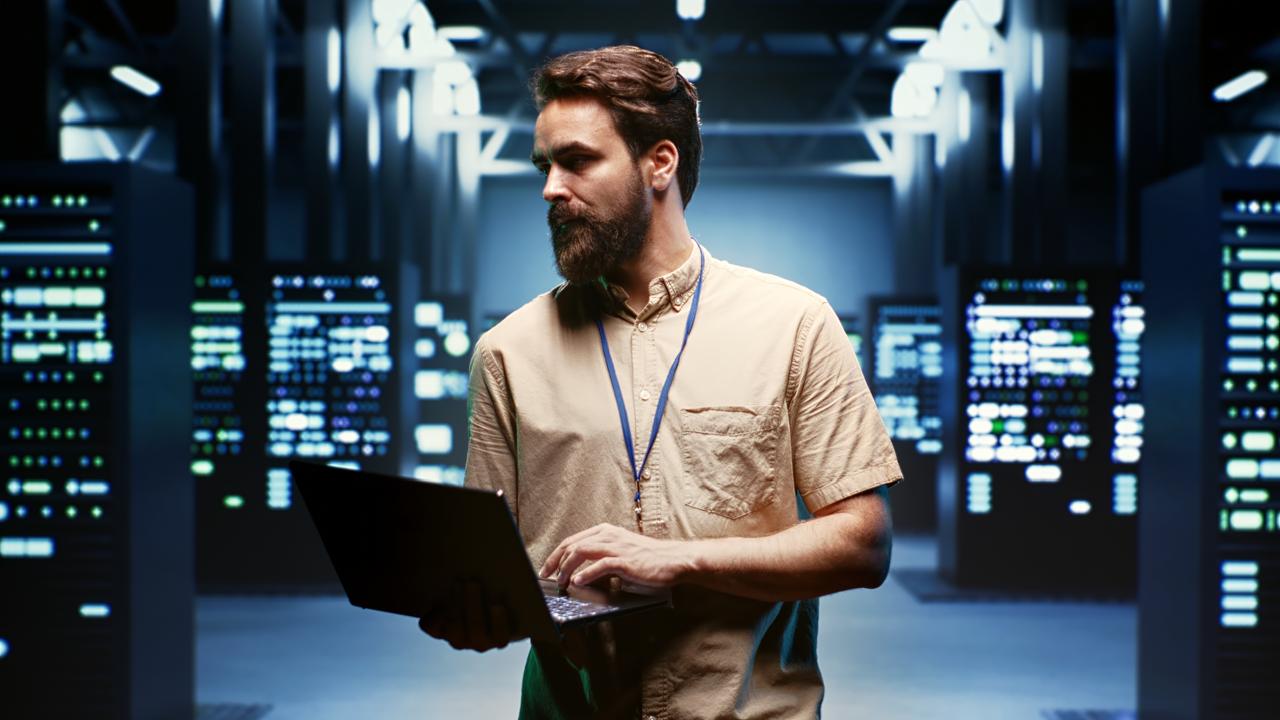 Ingeniero revisando infraestructura tecnológica empresarial